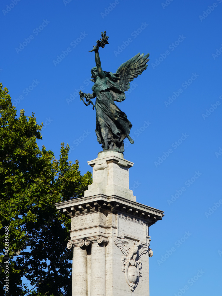 イタリア統一を記念したヴィットリオ・エマヌエーレ2世橋の両端に立つ「翼を持つ勝利の女神」
