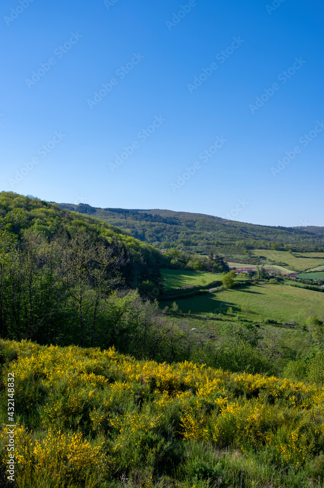 Paysage des Monts du Lyonnais au printemps vers le col de La Luere