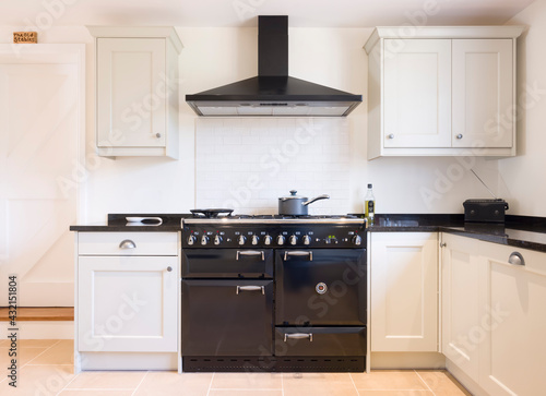 Obraz na płótnie Modern modular kitchen interior, range cooker and chimney hood