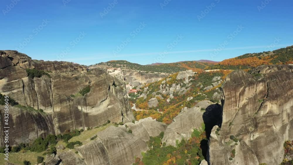 Les immenses rochers du site des météores vers Kalambaka, en Thessalie, en Grèce, en automne. Les immenses rochers du site des météores vers Kalambaka, en Thessalie, en Grèce, en automne.