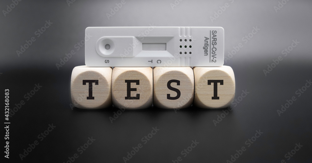 Corona (COVID-19) Schnelltest auf Holzwürfel mit Text. Corona (COVID-19) Schnelltest auf Holzwürfel mit Text.
