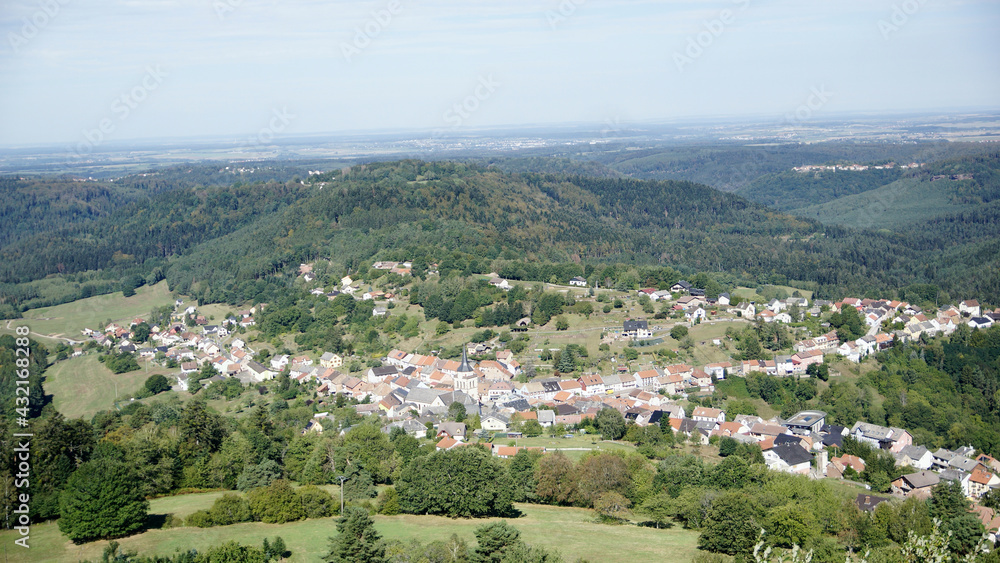 Aussicht von der Dagsburg in Lothringen auf das Tal