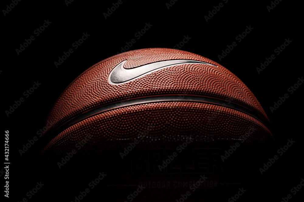 Buzo bebida Pacer Nike brand, basketball ball Nike Baller. Orange rubber outdoor ball,  ultra-durable cover, close-up on a black background. foto de Stock | Adobe  Stock