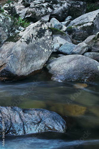 岩と透明な水