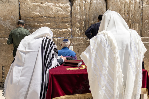 Obraz na plátně Jews praying near the western wall, Jerusalem,Israel.
