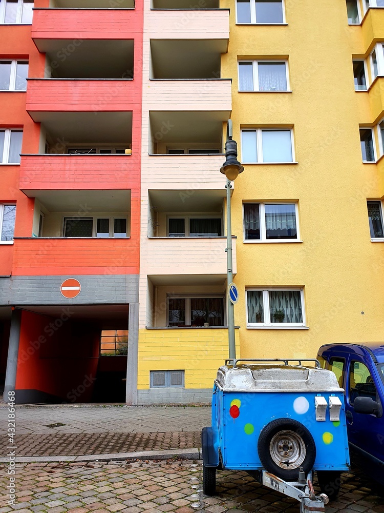Fototapeta premium truck in front of a colourful house