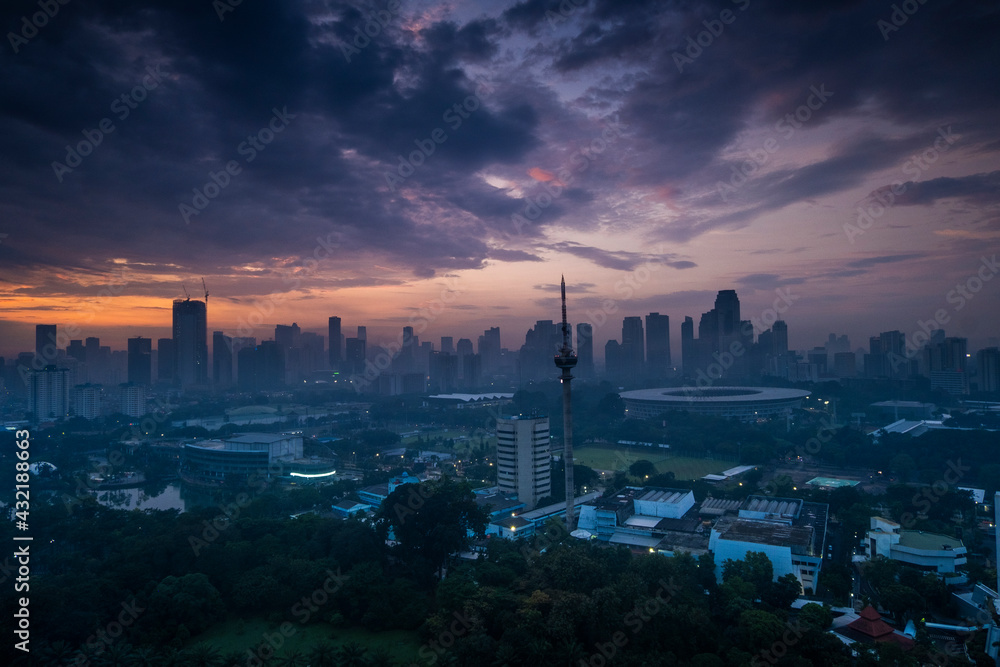 Obraz premium beautiful scenery of Jakarta skyline at sunrise 
