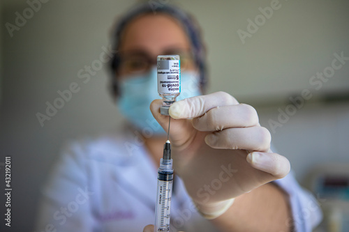 Enfermeira segurando vacina COVID-19 com seringa