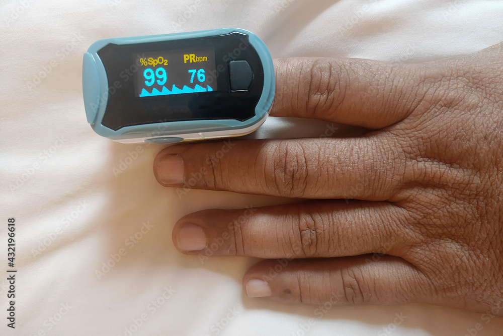 Measure the oxygen saturation level in the blood using the Fingertip Oximeter. Measure the oxygen saturation level in the blood using the Fingertip Oximeter.