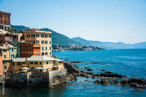 Die bunten Häuser in Genua, ein top Reiseziel an der Westlichen Italienischen Küste.