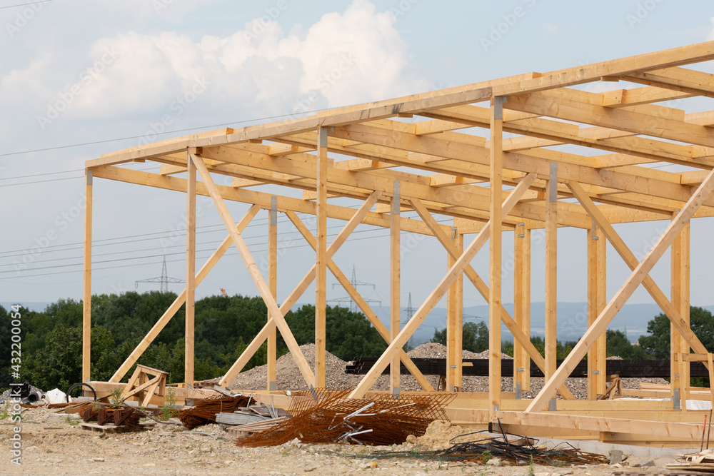 Holzrahmenbau, Industriehalle, blauer Himmel und Wolken Holzrahmenbau, Industriehalle, blauer Himmel und Wolken