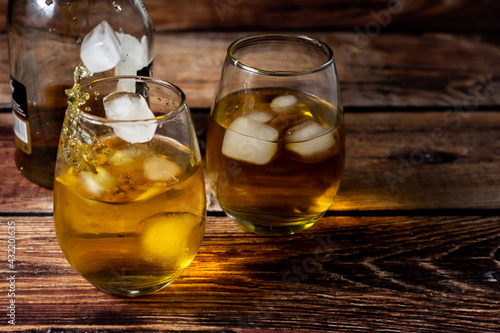 Tableau sur toile mesa y vaso de whisky con hielo!!!