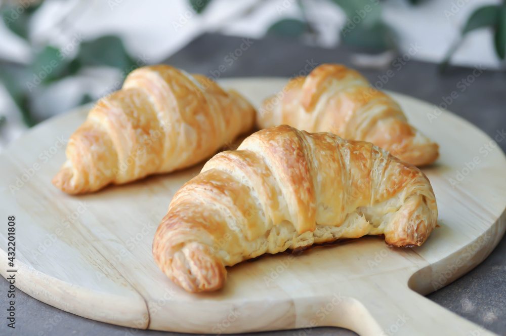 croissant , French croissant or French bread