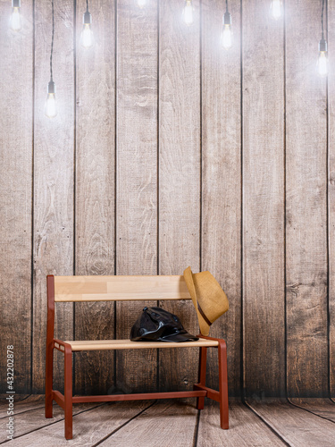 Habitación con pared de madera con luces vintage y banco infantil