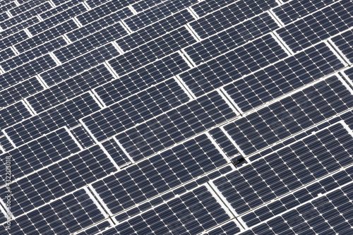 Ein großes Feld mit Photovoltaikmodulen zur Gewinnung von Solarstrom