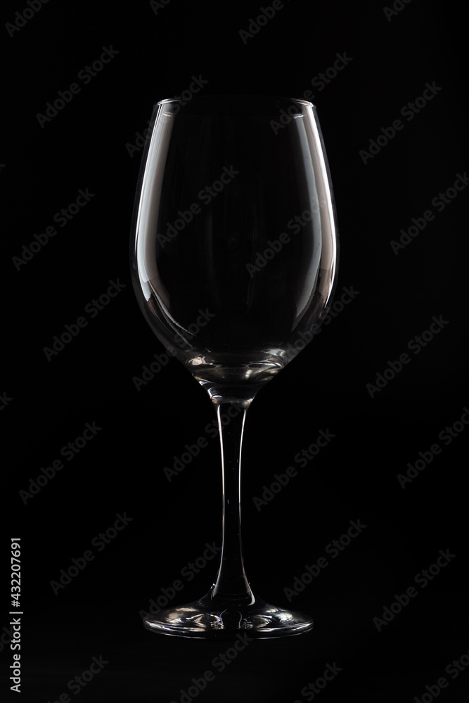 Copa de vino vacía con fondo negro darkmood 