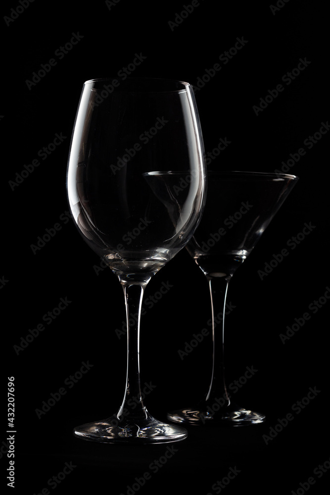 dos copas de vino champagne ron coñac  con fondo oscuro y negro