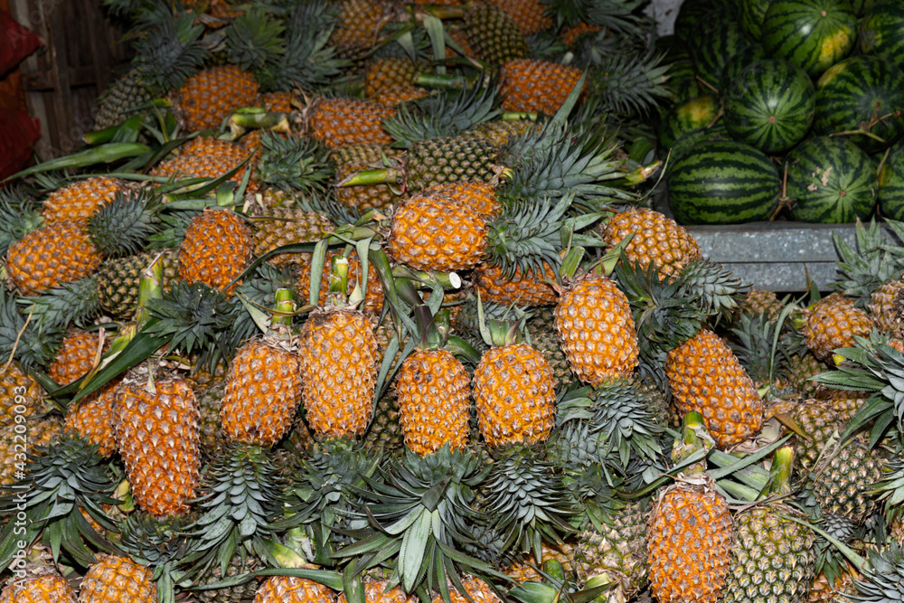 Venta de piñas en el mercado. Venta de piñas en el mercado.