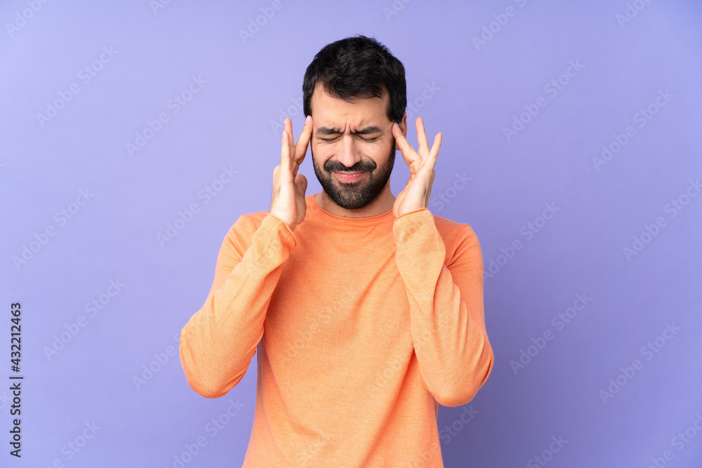 Naklejka premium Caucasian handsome man over isolated purple background with headache