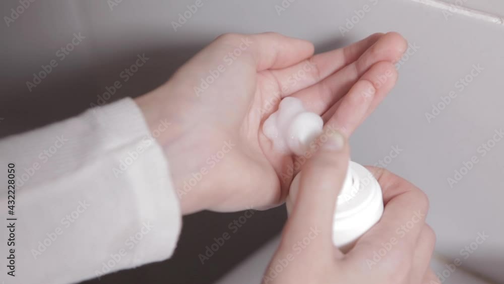 hands press on the dispenser and squeeze out the foam for washing. hands press on the dispenser and squeeze out the foam for washing.