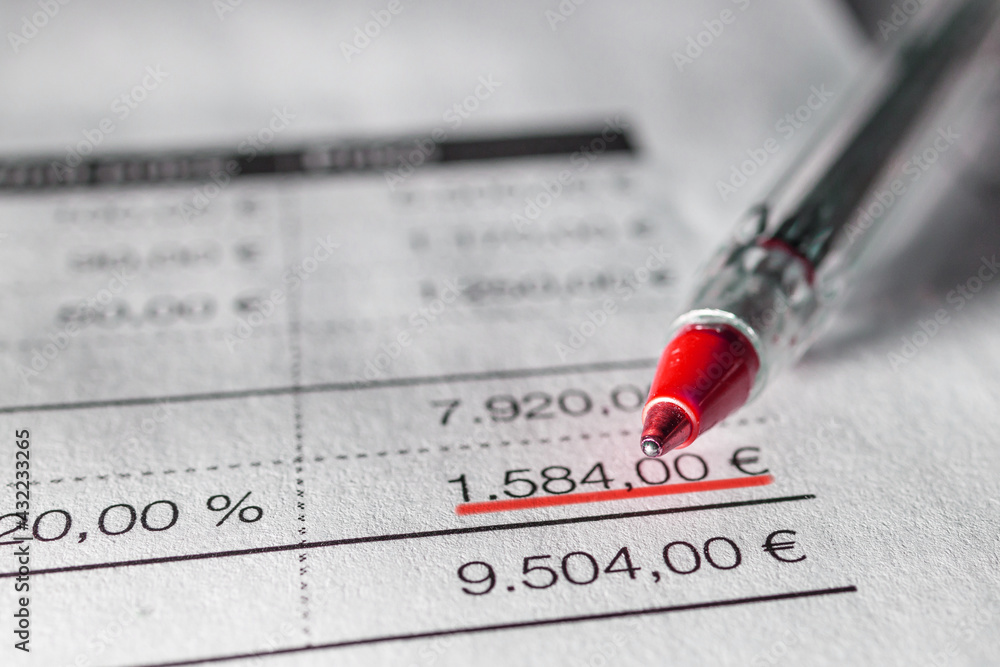 Ταπετσαρία Invoice with a red pen on the tabel, close up