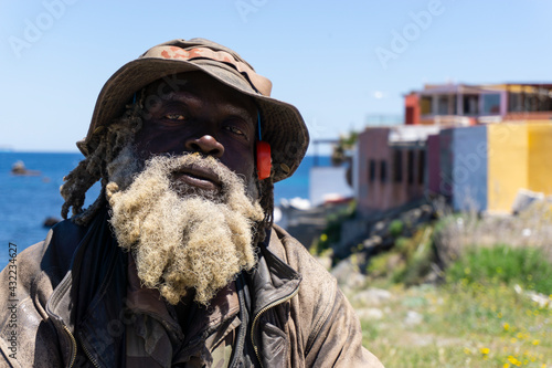 Bilde på lerret Hombre mayor negro que no tiene hogar ni familia