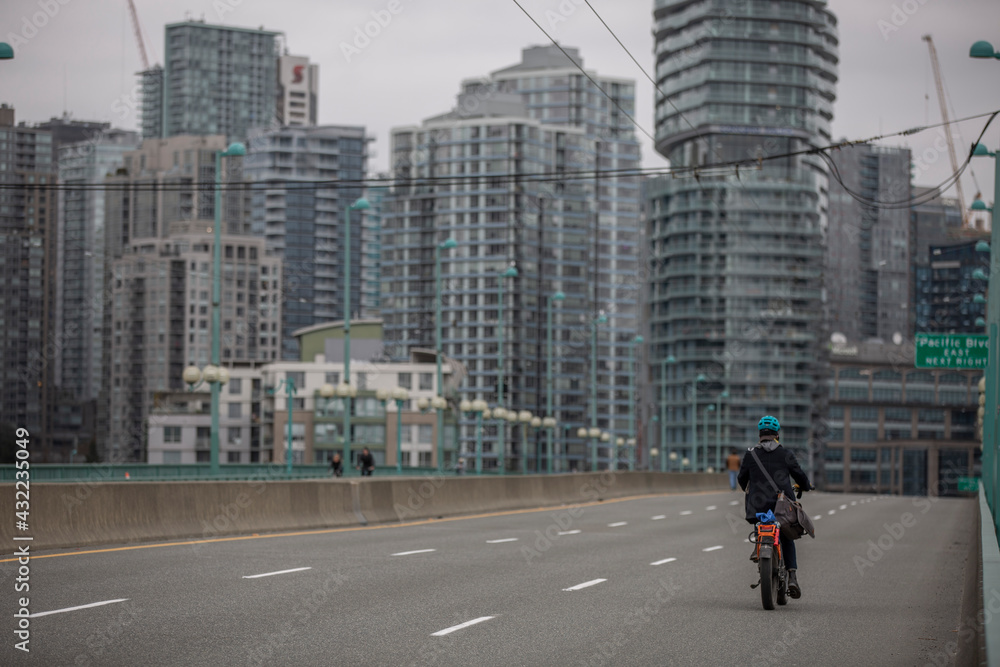 custom made wallpaper toronto digital自転車に乗ってダウンタウンへ向かう１人の男性
