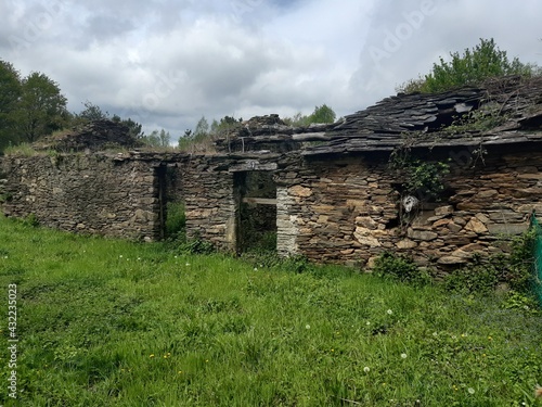 Casa rural gallega en estado de abandono en Vilalba, Lugo photo