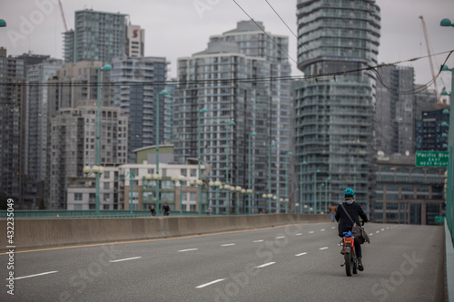 Wallpaper Mural 自転車に乗ってダウンタウンへ向かう１人の男性 Torontodigital.ca