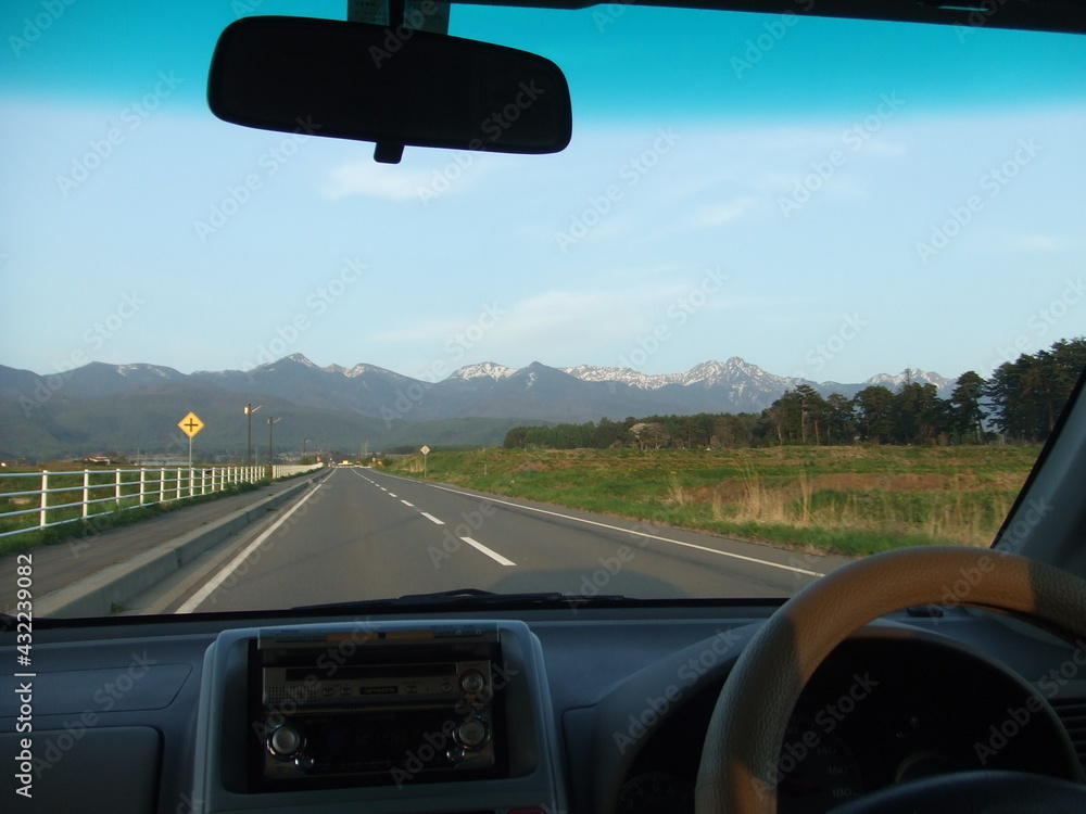 日本の八ヶ岳を正面に車でドライブ