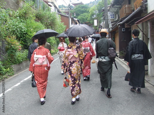 日本の京都を着物姿で歩く観光客