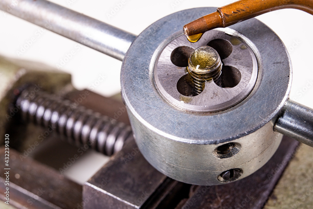 Thread cutting cut in the screw during operation. Oil drops from the oiler on the knife for cutting threads. Thread cutting cut in the screw during operation. Oil drops from the oiler on the knife for cutting threads.
