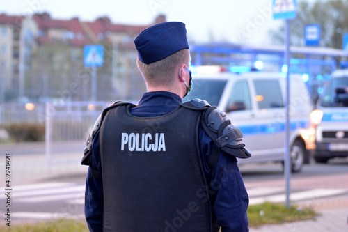 Policjant prewencji policji polskiej na służbie wieczorem. 