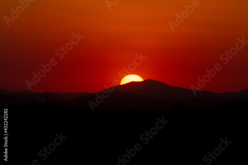 P  r do Sol visto nesta quinta feira   06   no final da tarde na cidade de S  o Jos   dos Campos-SP .