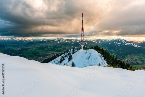 winter in den Allgäuer Alpen und blick auf den Sender des grünten © Leo