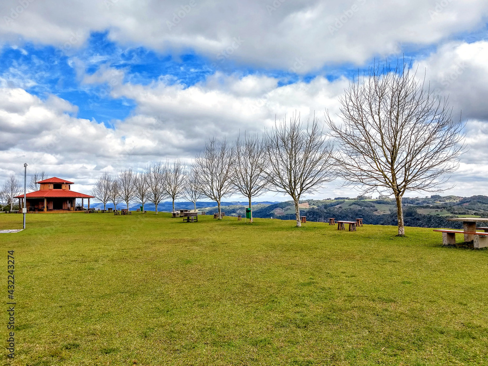 Obraz premium a small house in the countryside