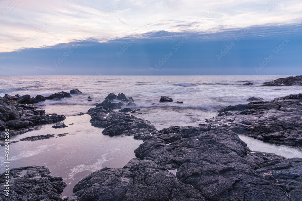 Fototapeta premium Seascape during sunset with rocky coast of ocean