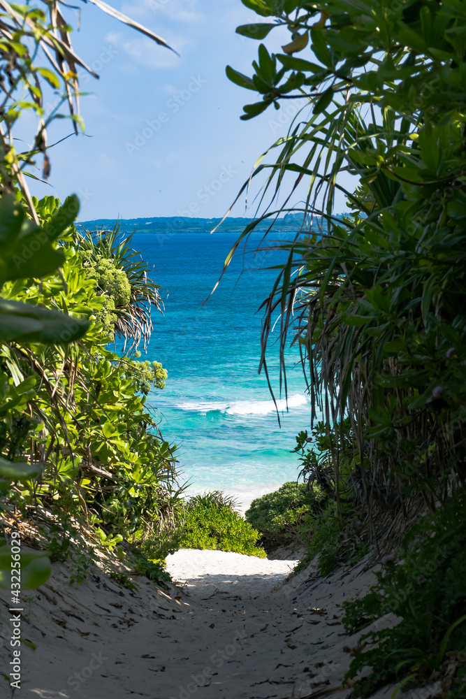 沖縄の海、宮古島のフォトスポット、砂山ビーチ