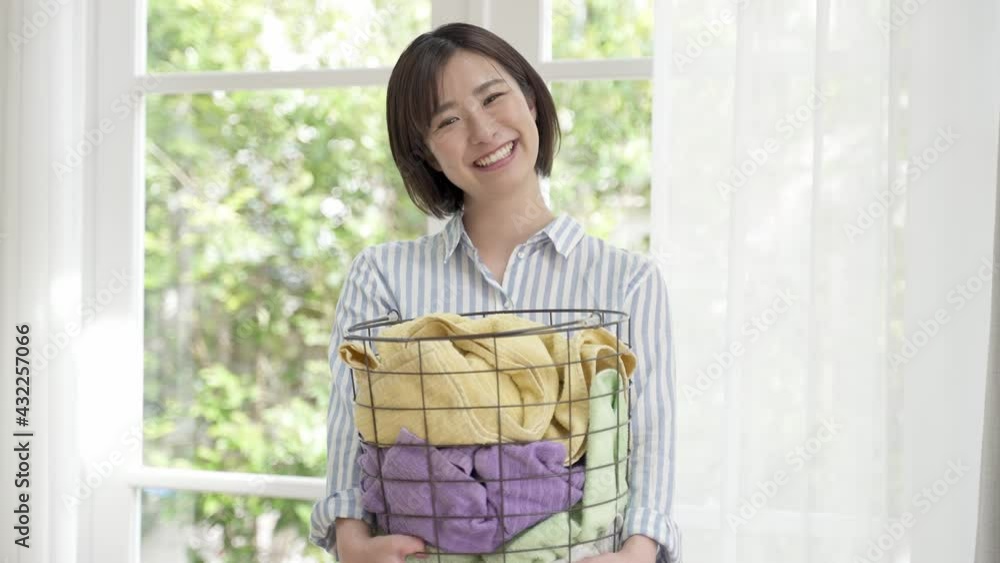 洗濯かごを持つ女性