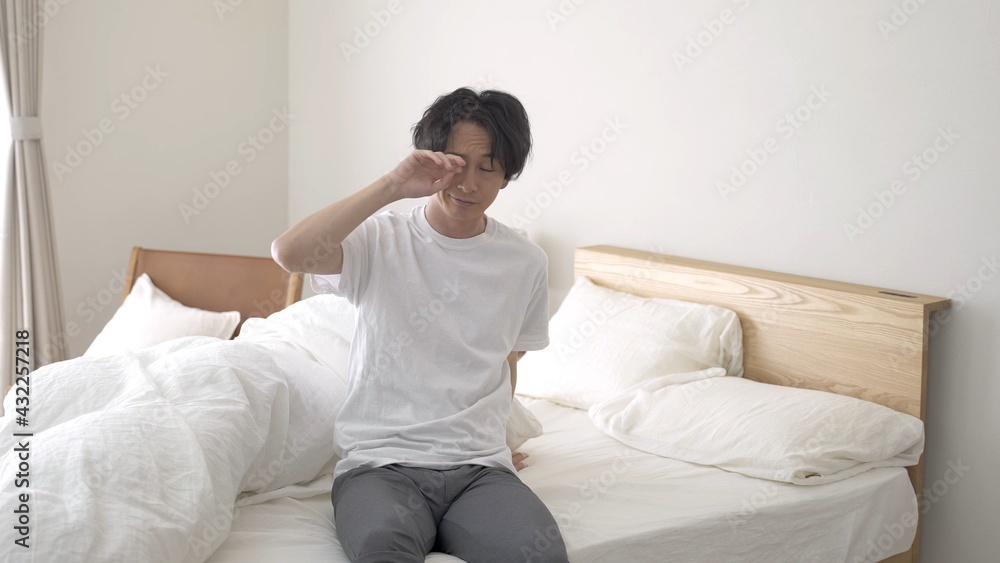 寝不足、体調不良の男性 寝不足、体調不良の男性