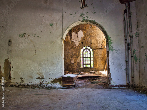Schilderij op canvas Abandoned building that was once a coal company store