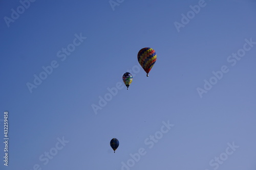 大空に浮かぶ熱気球
