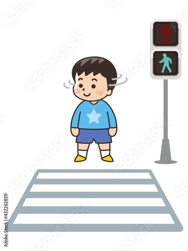 横断歩道で安全確認をする男の子