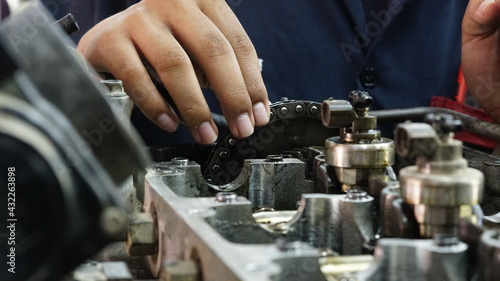 Engine repair, A mechanic repairing the engine In the auto repair center Replacement of spare parts and maintenance. Some auto repair centers Open as a learning resource for practicing technicians.