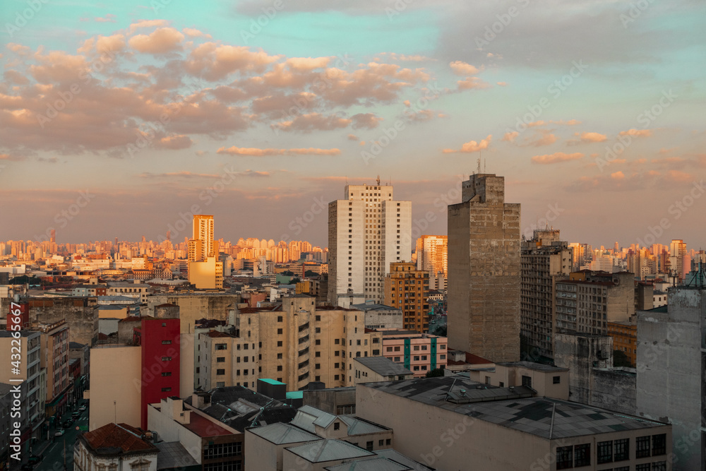Pôr do sol no centro de São Paulo.