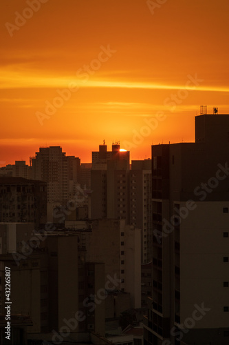 P  r do sol no centro de S  o Paulo.