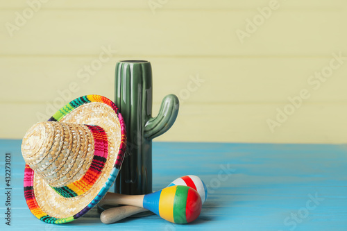 Mexican sombrero, maracas a...