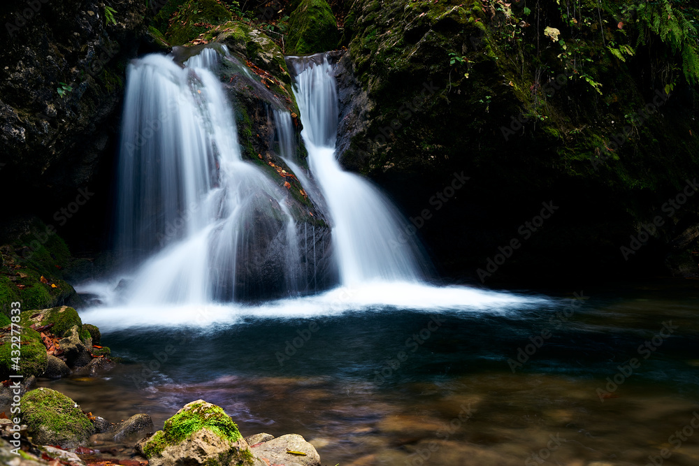 Obraz premium Waterfall on a mountain river.