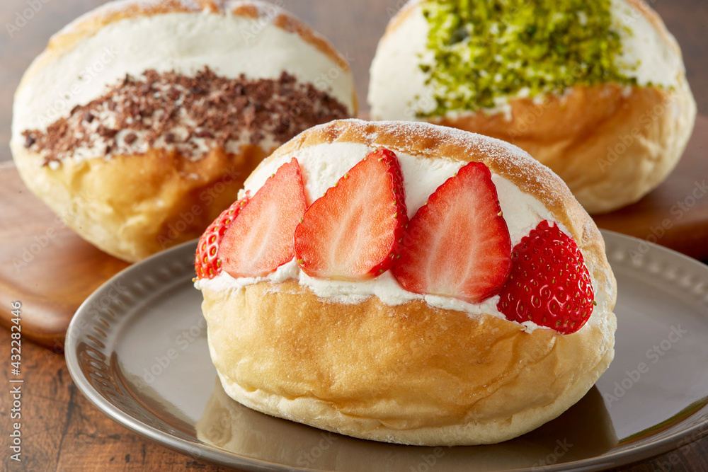 イタリア・ローマの伝統菓子「マリトッツォ」 Stock Photo Adobe Stock
