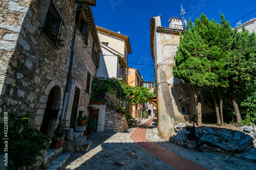 La Turbie village de la Côte d'Azur, surplombant Monaco.	 photo